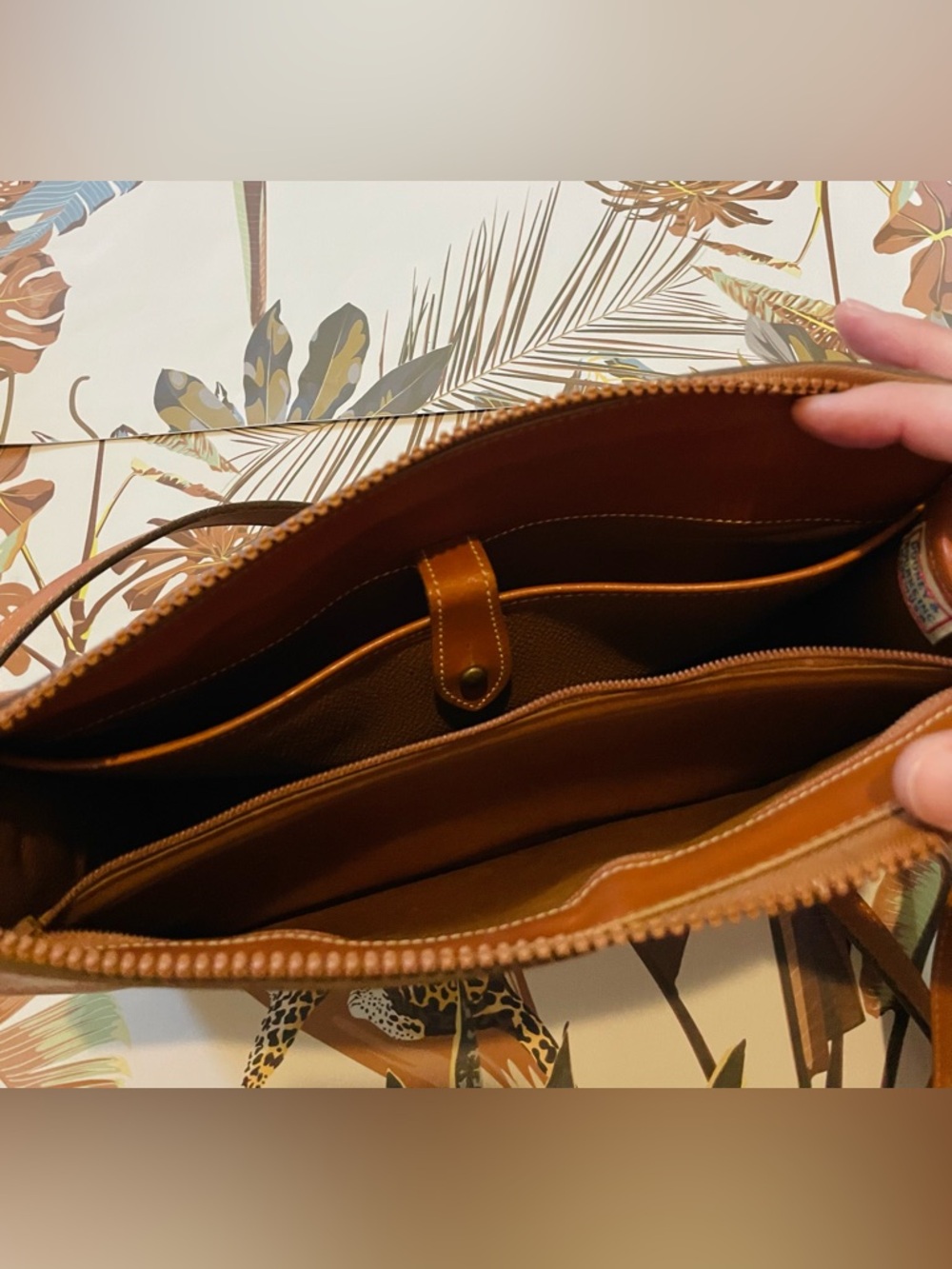 vintage Dooney & Bourke All-Weather Leather crossbody bag - Picture 10 of 12